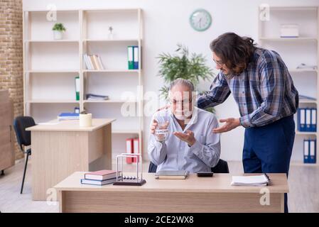 Deux employés dans le concept de retraite Banque D'Images