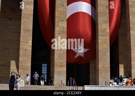 Ankara, Turquie. 30 août 2020. Les gens visitent Anitkabir, le mausolée du fondateur de la Turquie moderne Mustafa Kemal Ataturk, à l'occasion du 98e anniversaire de la victoire nationale à Ankara. Crédit : Altan Gocher/ZUMA Wire/Alamy Live News Banque D'Images