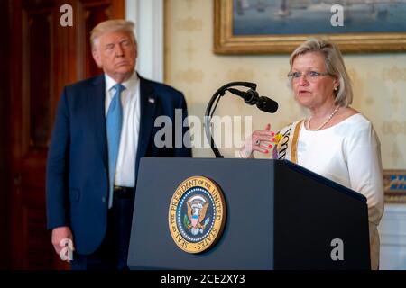 Le président américain Donald Trump se considère comme une militante conservatrice Cleta Mitchell prononce un discours lors d'un événement marquant le 100e anniversaire de la ratification du 19e Amendement dans la salle bleue de la Maison Blanche le 18 août 2020 à Washington. Banque D'Images