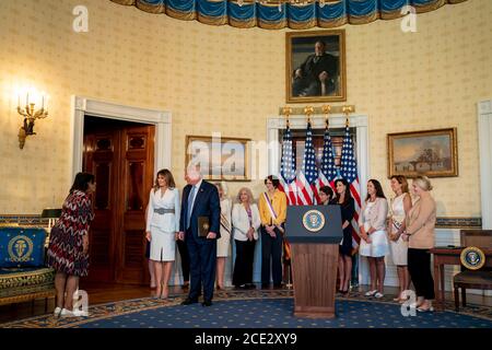 Le président américain Donald Trump rend hommage aux participants lors d'un événement marquant le 100e anniversaire de la ratification du 19e amendement dans la salle bleue de la Maison Blanche le 18 août 2020 à Washington, DC. Banque D'Images