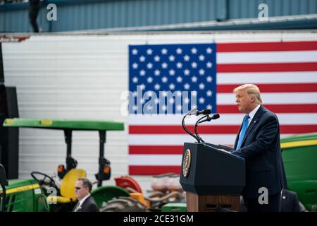 Le président américain Donald Trump annonce un soutien supplémentaire du programme agriculteurs aux familles à Flavor First Growers and Packers le 24 août 2020 à Mills River, en Caroline du Nord. Banque D'Images