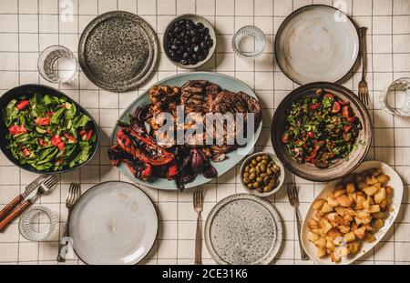 Plat de table avec viande grillée, poulet, légumes, salades, pommes de terre Banque D'Images