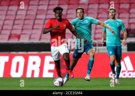 Lisbonne, Portugal. 30 août 2020. Nuno Tavares de SL Benfica (L) vies avec Dan Gosling de l'AFC Bournemouth lors du match de football amical d'avant-saison entre SL Benfica et AFC Bournemouth au stade Luz à Lisbonne, Portugal, le 30 août 2020. Crédit : Pedro Fiuza/ZUMA Wire/Alay Live News Banque D'Images