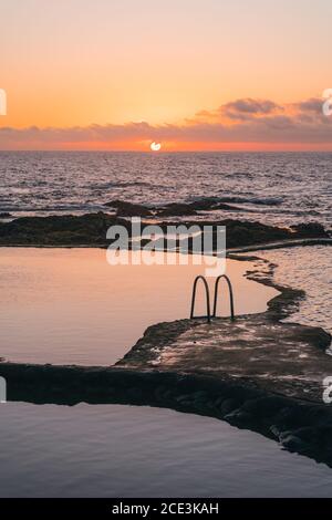 Belles piscines naturelles avec eaux calmes au coucher du soleil. Ambiance contemplative relaxante. Prise de vue verticale grand angle Banque D'Images