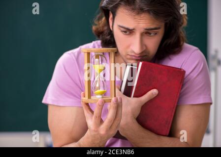 Concept de gestion du temps chez les jeunes étudiants en classe Banque D'Images