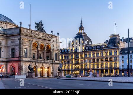 Det Kongelige Teater Königlich Dänisches Theater und das Kaufhaus Magasin du Nord am Platz Nytorv in der Abenddämmerung, Kopenhagen, Dänemark, Europa Banque D'Images