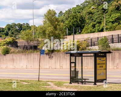 Un abri d'autobus vide de l'Autorité portuaire du comté d'Allegheny et un panneau sur second Avenue dans le quartier d'Oakland, Pittsburgh, Pennsylvanie, États-Unis Banque D'Images