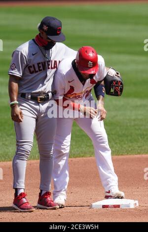 Francisco Lindor, un arrêt des Cleveland Indians, épouse les Cardinals de St. Louis Yadier Molina, deuxième base du Busch Stadium à St. Louis, le dimanche 30 août 2020. Photo de Bill Greenblatt/UPI Banque D'Images