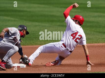 St. Louis, États-Unis. 30 août 2020. Francisco Lindor, l'arrêt des Cleveland Indians, met le tag sur St. Louis Cardinals Dylan Carlson alors qu'il tente de voler la deuxième base dans le second repas au Busch Stadium à St. Louis le dimanche 30 août 2020.photo par Bill Greenblatt/UPI crédit: UPI/Alay Live News Banque D'Images