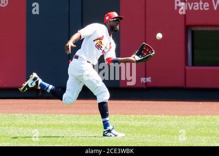 St. Louis, États-Unis. 30 août 2020. Le 30 août 2020, Dexter Fowler, le bon fianteur des Cardinals de St Louis, fait une course à pied pour une balle au large de la chauve-souris des Cleveland Indians Jordan Luplow dans le second repas au Busch Stadium de St. Louis. Photo par Bill Greenblatt/UPI crédit: UPI/Alay Live News Banque D'Images