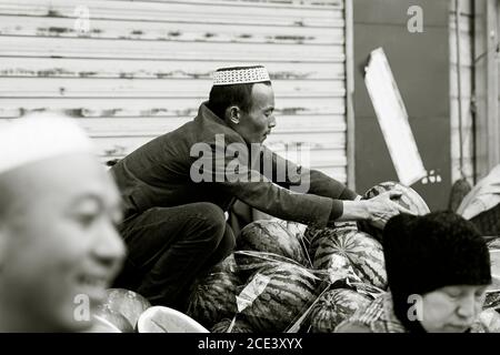 Un vendeur de pastèques sur le marché de Lhassa, dans le quartier musulman, au Tibet Banque D'Images