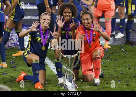 Saint-Sébastien, Espagne. 30 août 2020. Eugénie le Sommer, Wendie Renard et Sarah Bouhadi de Lyon célèbrent avec trophée après avoir remporté le match de football de la Ligue des champions de l'UEFA (finale) entre VfL Wolfsburg et l'Olympique Lyonnais 3-1 Daniela Porcelli/SPP crédit: SPP Sport Press photo. /Alamy Live News Banque D'Images