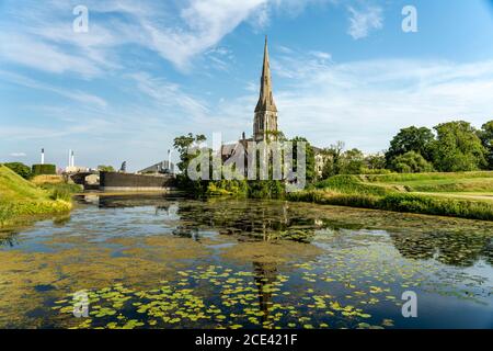 Anglikanische Kirche St. Alban und der Wassergraben des Kastell , Kopenhagen, Dänemark, Europa | l'église anglicane St. Alban et Kastellet moat, Banque D'Images