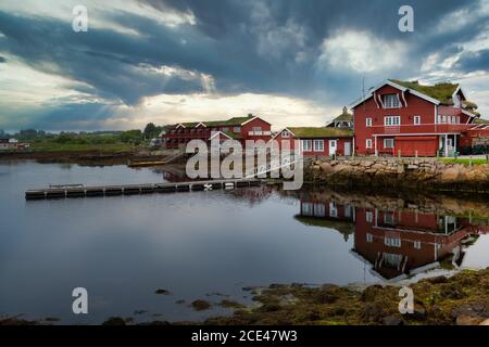 De beaux villages de pêcheurs le long de la route de l'Atlantique, un 8.3 kilomètres qui traverse un archipel dans le comté de More og Romsdal, en Norvège. Banque D'Images