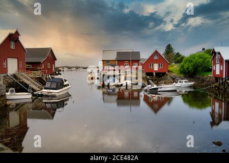 De beaux villages de pêcheurs le long de la route de l'Atlantique, un 8.3 kilomètres qui traverse un archipel dans le comté de More og Romsdal, en Norvège. Banque D'Images
