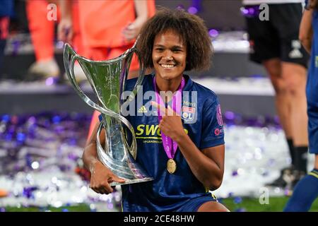 Capitaine Wendie Renard (#3 Olympique Lyonnais) Pose avec trophée après avoir remporté la Ligue des champions de l'UEFA pour les femmes Match de football (finale) entre VfL Wolfsburg et l'Olympique Lyonnais 3-1 Daniela Porcelli/SPP Banque D'Images