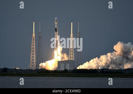 Cape Canaveral, Floride, États-Unis. 30 août 2020. Une fusée SpaceX Falcon 9 est lancée à 7 h 18 du complexe 40 à la station de l'aviation de Cape Canaveral, en Floride, le dimanche 30 août 2020. Falcon est à bord d'un satellite d'observation de la Terre, SAOCOM 1B, pour l'agence spatiale Argentine. Photo de Joe Marino/UPI crédit: UPI/Alay Live News crédit: UPI/Alay Live News Banque D'Images