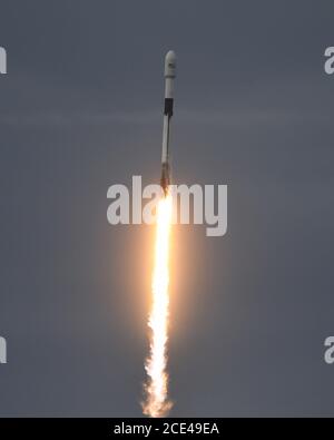 Cape Canaveral, Floride, États-Unis. 30 août 2020. Une fusée SpaceX Falcon 9 est lancée à 7 h 18 du complexe 40 à la station de l'aviation de Cape Canaveral, en Floride, le dimanche 30 août 2020. Falcon est à bord d'un satellite d'observation de la Terre, SAOCOM 1B, pour l'agence spatiale Argentine. Photo de Joe Marino/UPI crédit: UPI/Alay Live News crédit: UPI/Alay Live News Banque D'Images