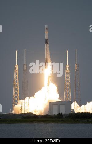 Cape Canaveral, Floride, États-Unis. 30 août 2020. Une fusée SpaceX Falcon 9 est lancée à 7 h 18 du complexe 40 à la station de l'aviation de Cape Canaveral, en Floride, le dimanche 30 août 2020. Falcon est à bord d'un satellite d'observation de la Terre, SAOCOM 1B, pour l'agence spatiale Argentine. Photo de Joe Marino/UPI crédit: UPI/Alay Live News crédit: UPI/Alay Live News Banque D'Images
