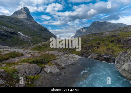 Magnifiques paysages de montagne sur la route à l'approche de Trollveggen (Troll Wall) Partie du massif de montagne Trolltindene (sommets de Troll) Dans le Romsdalen Banque D'Images