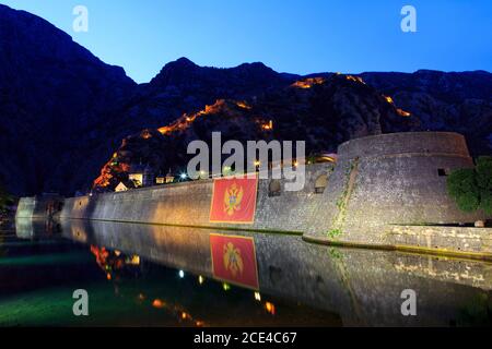 La Tour Kampana, qui fait partie des fortifications vénitiennes (1420-1797) de Kotor, Monténégro au crépuscule Banque D'Images