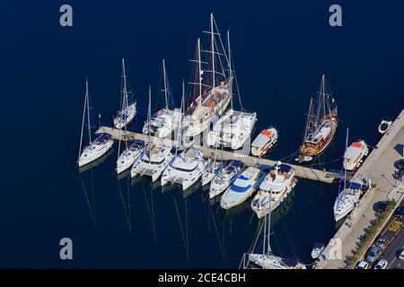 Vue panoramique depuis la forteresse de Saint John sur une partie du port de plaisance de Kotor dans la baie de Kotor, au Monténégro Banque D'Images