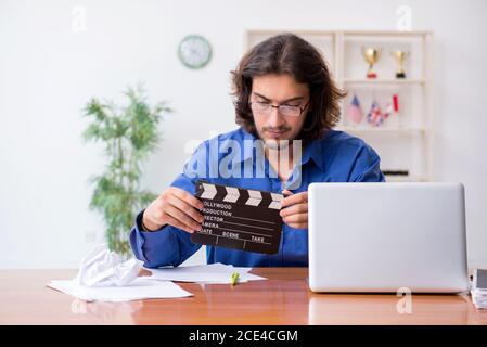 Réalisateur travaillant en studio Banque D'Images
