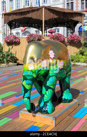 Magnifique statue d'éléphant d'Asie peinte à la main, dans le cadre de la parade des éléphants à Mons (Hainaut), Belgique Banque D'Images