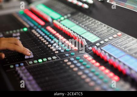 Console de mixage numérique avec curseurs à main. Mise au point sélective. Banque D'Images