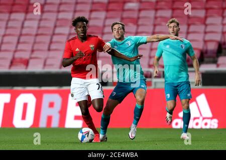 Lisbonne, Portugal. 30 août 2020. Nuno Tavares (L) de SL Benfica rivalise avec Dan Gosling de l'AFC Bournemouth lors d'un match de football amical d'avant-saison entre SL Benfica et AFC Bournemouth à Lisbonne, Portugal, le 30 août 2020. Crédit: Pedro Fiuza/Xinhua/Alay Live News Banque D'Images