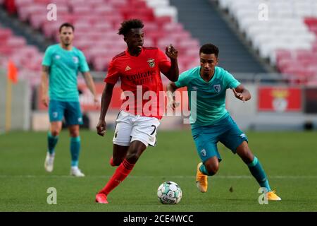 Lisbonne, Portugal. 30 août 2020. Nuno Tavares (L) de SL Benfica vies avec Junior Stanislas de l'AFC Bournemouth lors d'un match de football amical d'avant-saison entre SL Benfica et AFC Bournemouth à Lisbonne, Portugal, 30 août 2020. Crédit: Pedro Fiuza/Xinhua/Alay Live News Banque D'Images