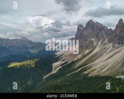Photo aérienne de Santa Magdalena St Maddalena Val di Funes dans les Alpes italiennes des Dolomites avec Burch Banque D'Images