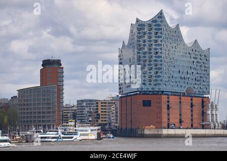 Salle de concert Elbphilharmonie à Hambourg avec les bateaux de plaisance à l'avant Banque D'Images