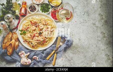 Concept de fruits de mer. Pâtes avec crevettes dans une assiette, gros plan, espace de copie, vue de dessus, plat. Banque D'Images