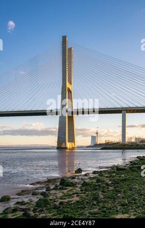 Ponte Vasco da Gama Bridge vue près de la rivière Rio Tejo au coucher du soleil Banque D'Images