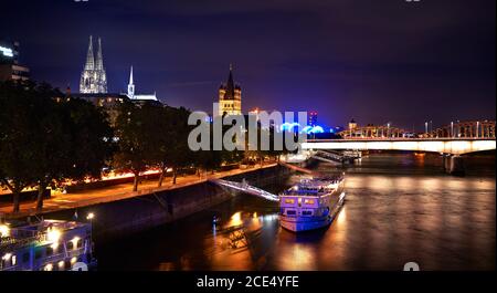 Vue de la cathédrale de Cologne Dom et grande église St Martin de nuit depuis le musée du chocolat Banque D'Images