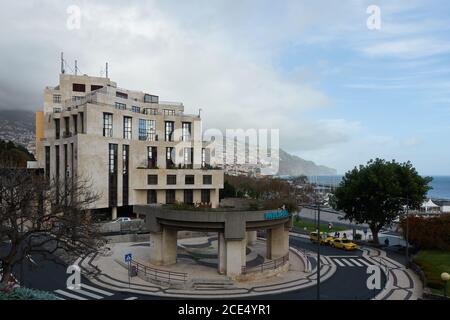Vue sur la marina de Funchal Madère avec bâtiment emblématique et les montagnes en arrière-plan Banque D'Images