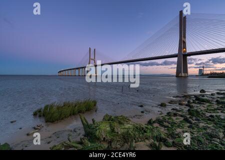 Ponte Vasco da Gama Bridge vue près de la rivière Rio Tejo après le coucher du soleil Banque D'Images