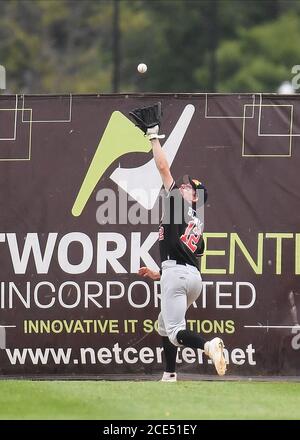 30 août 2020 : Alex Boxwell (12), outfielder de FM Redhawks, fait une balle de mouche pendant le match de FM Redhawks contre les Goldeyes de Winnipeg dans le baseball professionnel de l'American Association à Newman Outdoor Field à Fargo, dans le Dakota du Nord. Les Redhawks ont remporté 6-2 pour leur huitième victoire. Photo de Russell Hons/CSM Banque D'Images