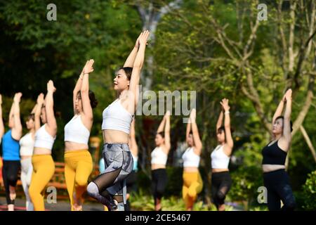 Jianhe, province chinoise du Guizhou. 30 août 2020. Les gens pratiquent le yoga en plein air dans le comté de Jianhe, dans la province de Guizhou, dans le sud-ouest de la Chine, le 30 août 2020. Credit: Yang Wenbin/Xinhua/Alamy Live News Banque D'Images