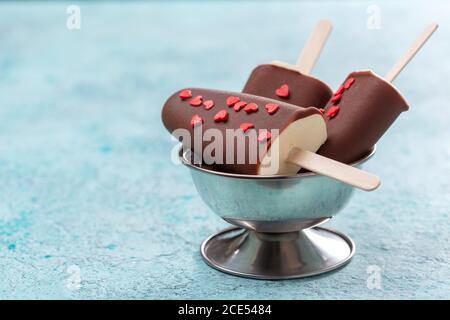 Glace artisanale au chocolat noir. Banque D'Images