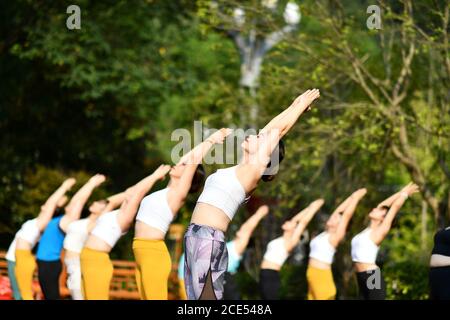 Jianhe, province chinoise du Guizhou. 30 août 2020. Les gens pratiquent le yoga en plein air dans le comté de Jianhe, dans la province de Guizhou, dans le sud-ouest de la Chine, le 30 août 2020. Credit: Yang Wenbin/Xinhua/Alamy Live News Banque D'Images