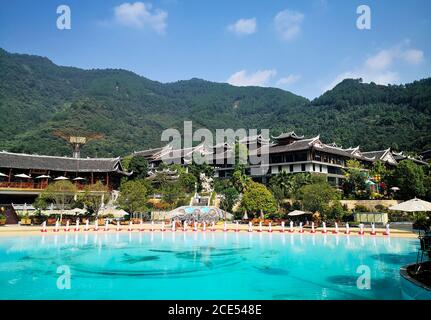 Jianhe, province chinoise du Guizhou. 30 août 2020. Les gens pratiquent le yoga en plein air dans le comté de Jianhe, dans la province de Guizhou, dans le sud-ouest de la Chine, le 30 août 2020. Credit: Yang Wenbin/Xinhua/Alamy Live News Banque D'Images