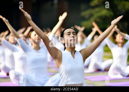 Jianhe, province chinoise du Guizhou. 30 août 2020. Les gens pratiquent le yoga en plein air dans le comté de Jianhe, dans la province de Guizhou, dans le sud-ouest de la Chine, le 30 août 2020. Credit: Yang Wenbin/Xinhua/Alamy Live News Banque D'Images