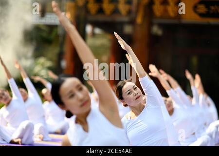 Jianhe, province chinoise du Guizhou. 30 août 2020. Les gens pratiquent le yoga en plein air dans le comté de Jianhe, dans la province de Guizhou, dans le sud-ouest de la Chine, le 30 août 2020. Credit: Yang Wenbin/Xinhua/Alamy Live News Banque D'Images