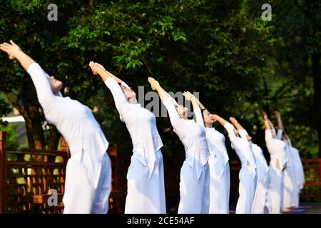 Jianhe, province chinoise du Guizhou. 30 août 2020. Les gens pratiquent le yoga en plein air dans le comté de Jianhe, dans la province de Guizhou, dans le sud-ouest de la Chine, le 30 août 2020. Credit: Yang Wenbin/Xinhua/Alamy Live News Banque D'Images