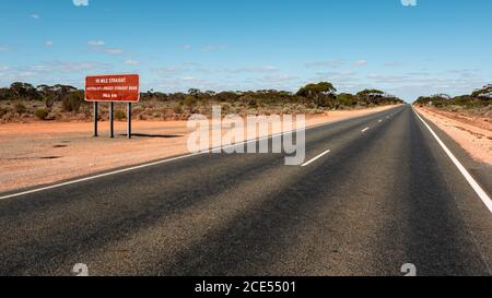 La plus longue route droite d'Australie Banque D'Images