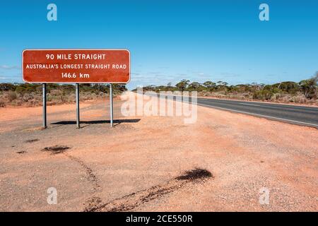 La plus longue route droite d'Australie Banque D'Images