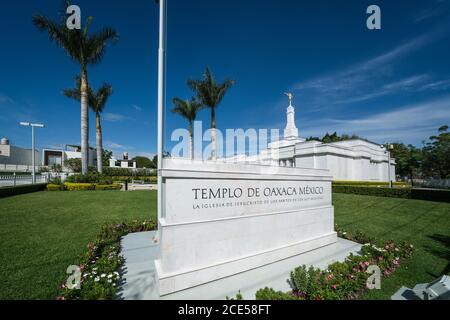 La statue guilde de l'ange Moroni au sommet du clocher du Temple Oaxaca de l'Église de Jésus-Christ des Saints des derniers jours à Oaxaca, au Mexique. Banque D'Images