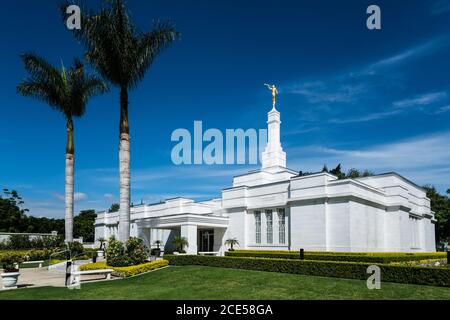 La statue guilde de l'ange Moroni au sommet du clocher du Temple Oaxaca de l'Église de Jésus-Christ des Saints des derniers jours à Oaxaca, au Mexique. Banque D'Images